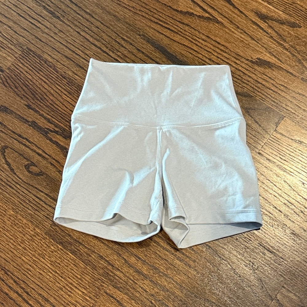 Yogalicious High-Waisted Light Gray Shorts